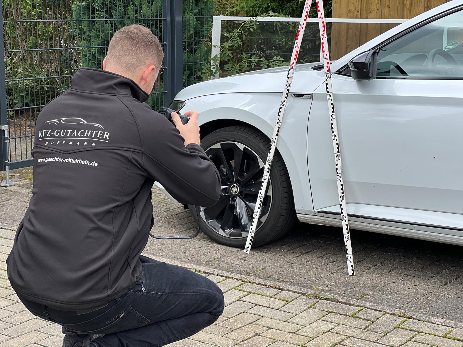 Kfz-Gutachter Hoffmann bei der Arbeit
